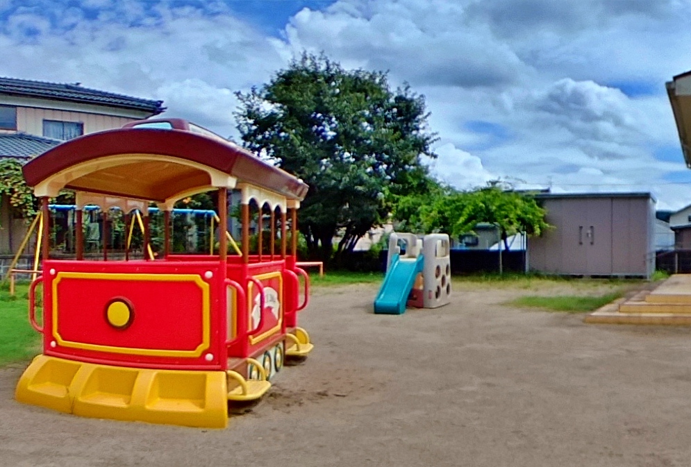 明るい自然光が差し込む幼稚園の玄関ホール